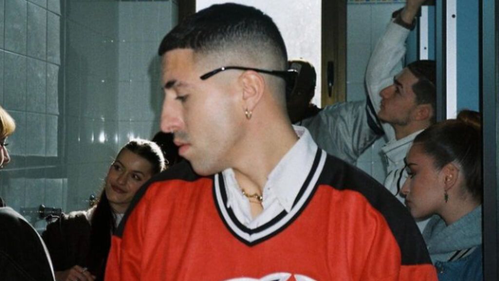 Enol posa en un videoclip