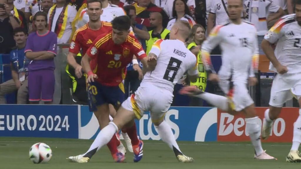  Pedri y Kroos en una acción del partido