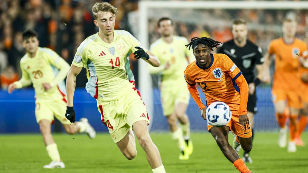  Dean Huijsen, ante Frimpong en el Países Bajos-Selección Española (foto: Cordon Press).