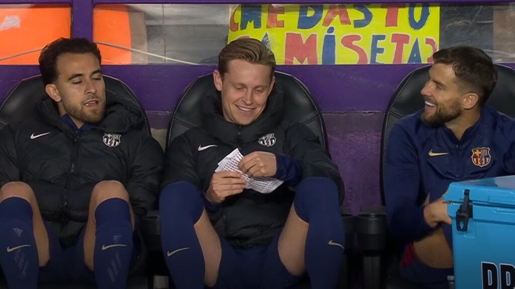  Frenkie de Jong observa los billetes en el banquillo culé (captura:DAZN).