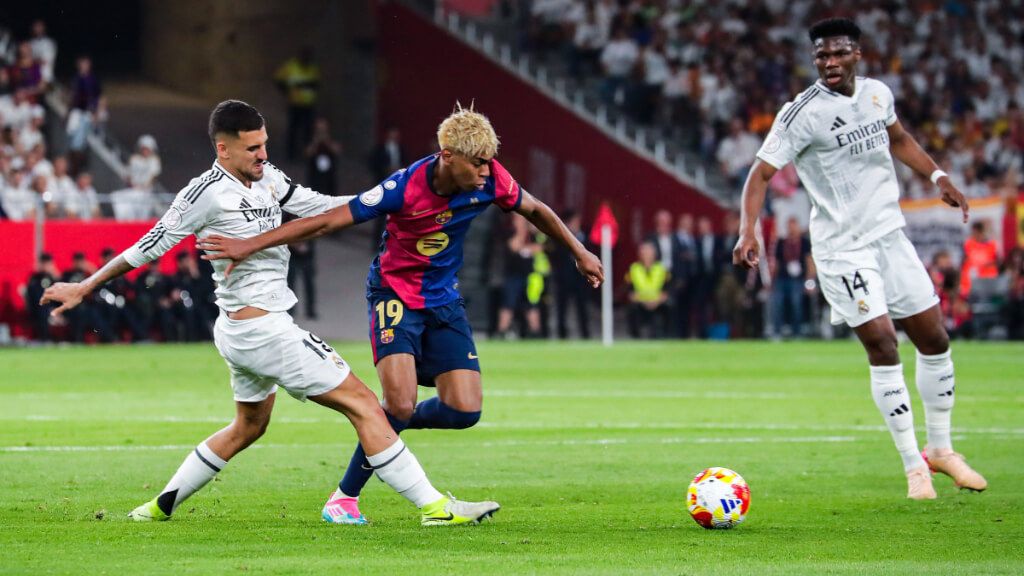 Lamine Yamal contra Dani Ceballos en El Clásico (Cordon Press)