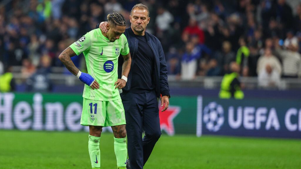 Raphinha recibe el cariño de Hansi Flick tras la eliminación del Barcelona (foto: Cordon Press).