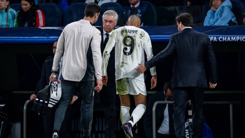 Kylian Mbappé se marcha del Real Madrid-Arsenal ante Carlo Ancelotti.