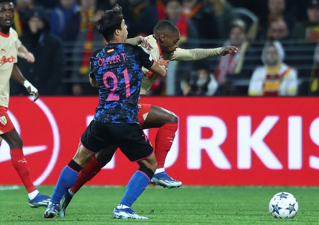  Óliver Torres, ante el Lens.