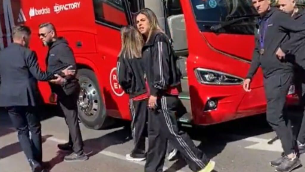 Misa Rodríguez entrando al autobús durante la celebración de la Nations League