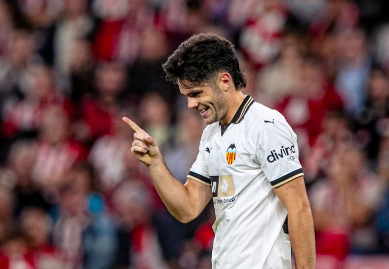  Fran Pérez celebra su primer gol con el Valencia CF
