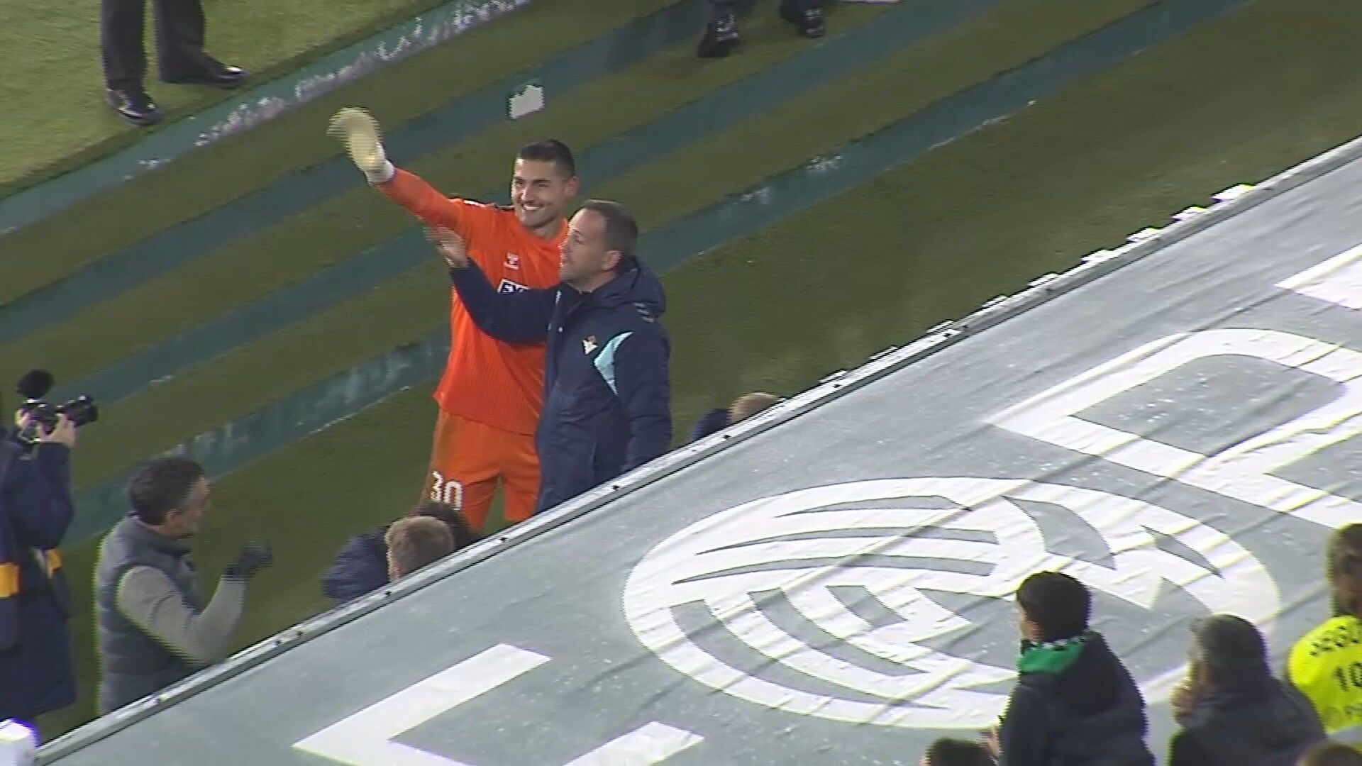Fran Vieites, agradeciendo a la afición al final del partido