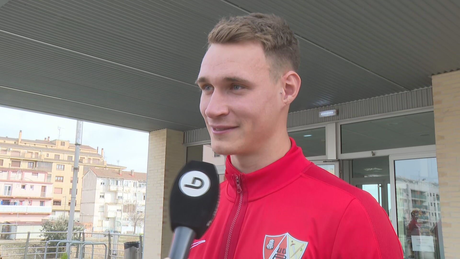  Franc Carbonell hablando en los micrófonos de 'ElDesmarque' sobre el spoiler a sus compañeros.