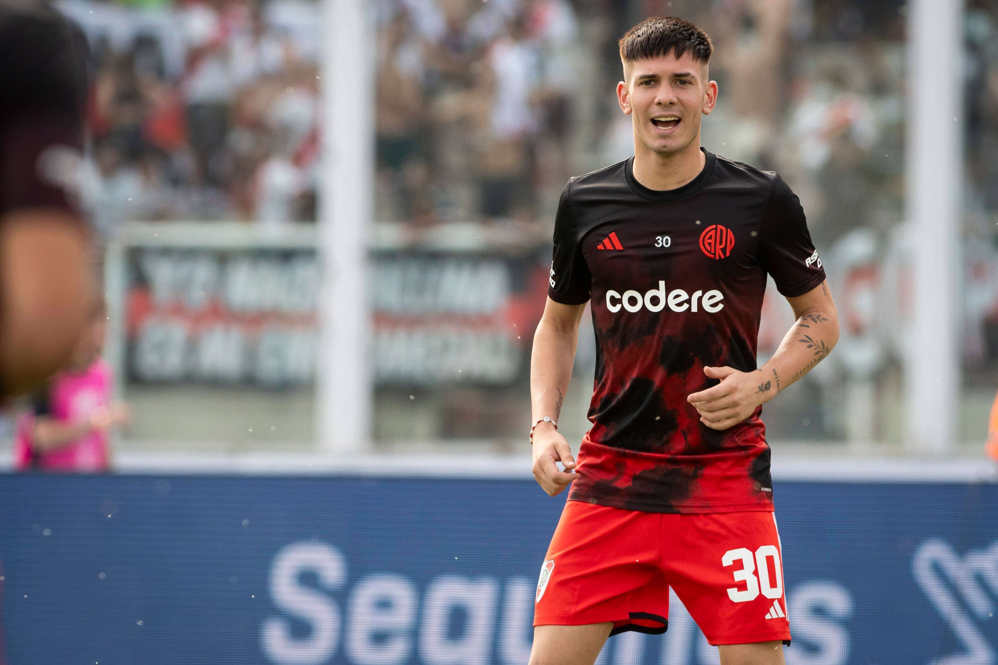 Franco Mastantuono, en un calentamiento de River Plate (Foto: Cordon Press).