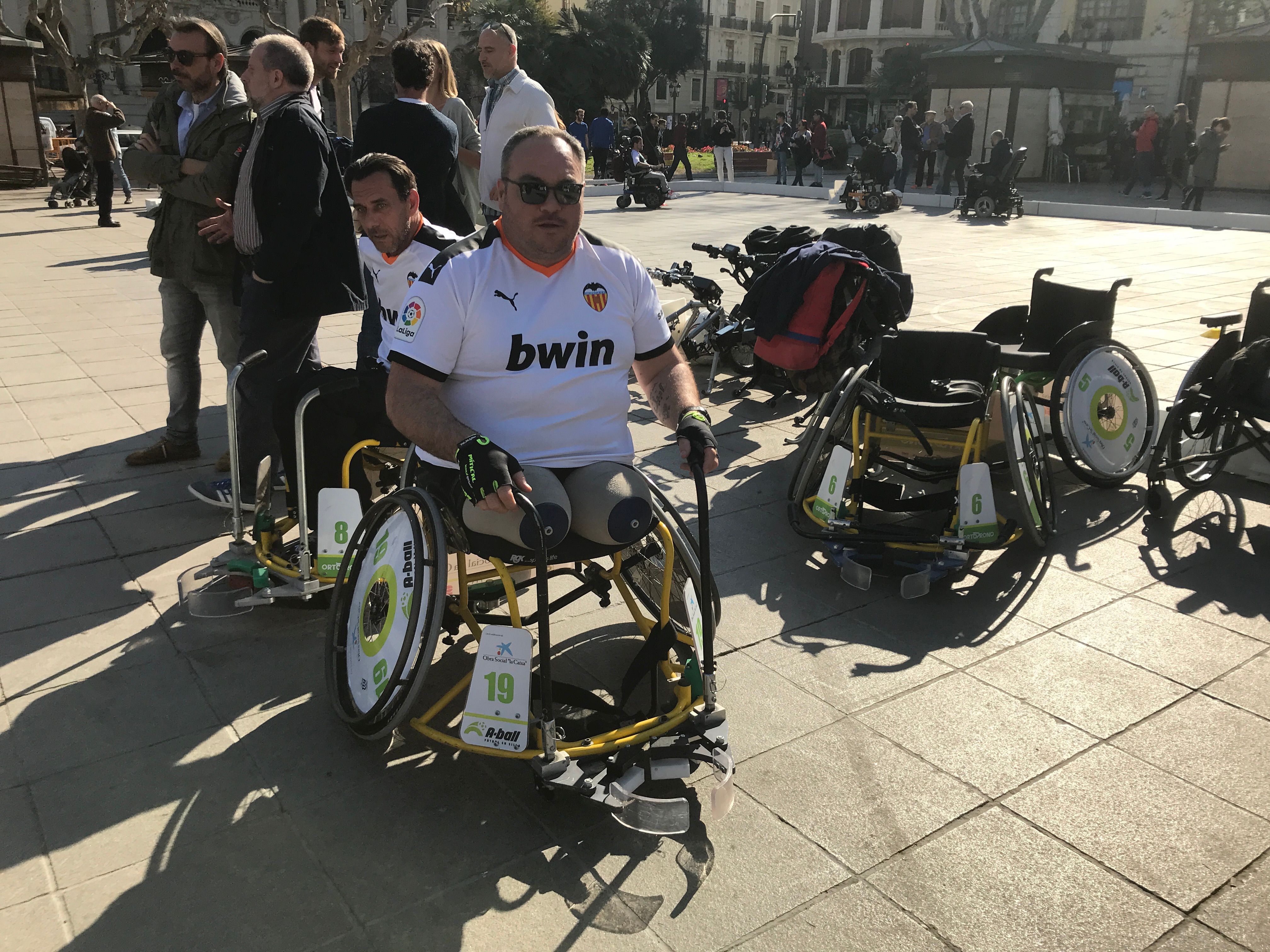 Abel, que perdió las dos piernas en un atropello, se prepara para jugar al fútbol en Silla de Ruedas.