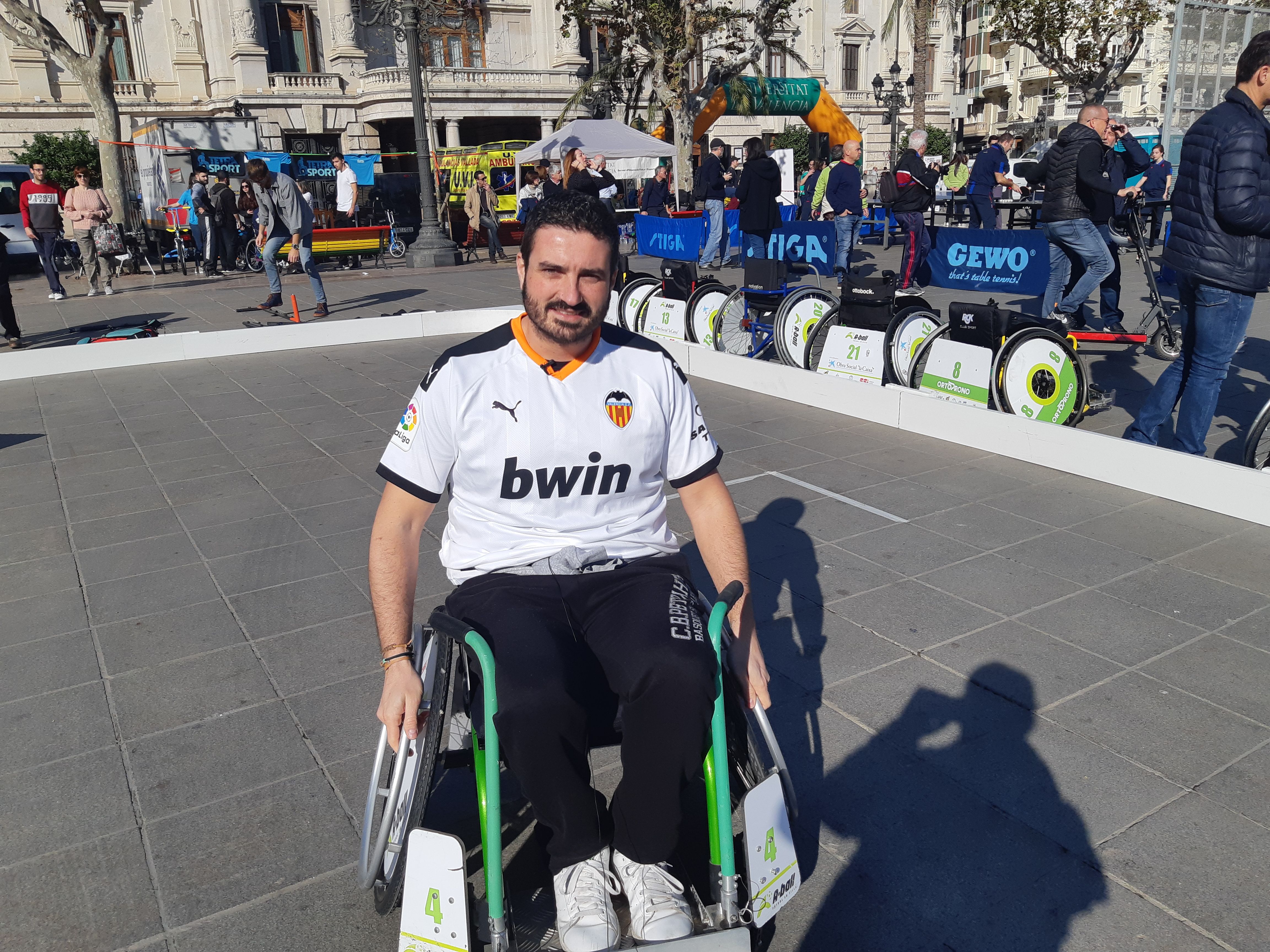 Aitor era profesional del Fútbol Sala hasta que tuvo un accidente con petardos.