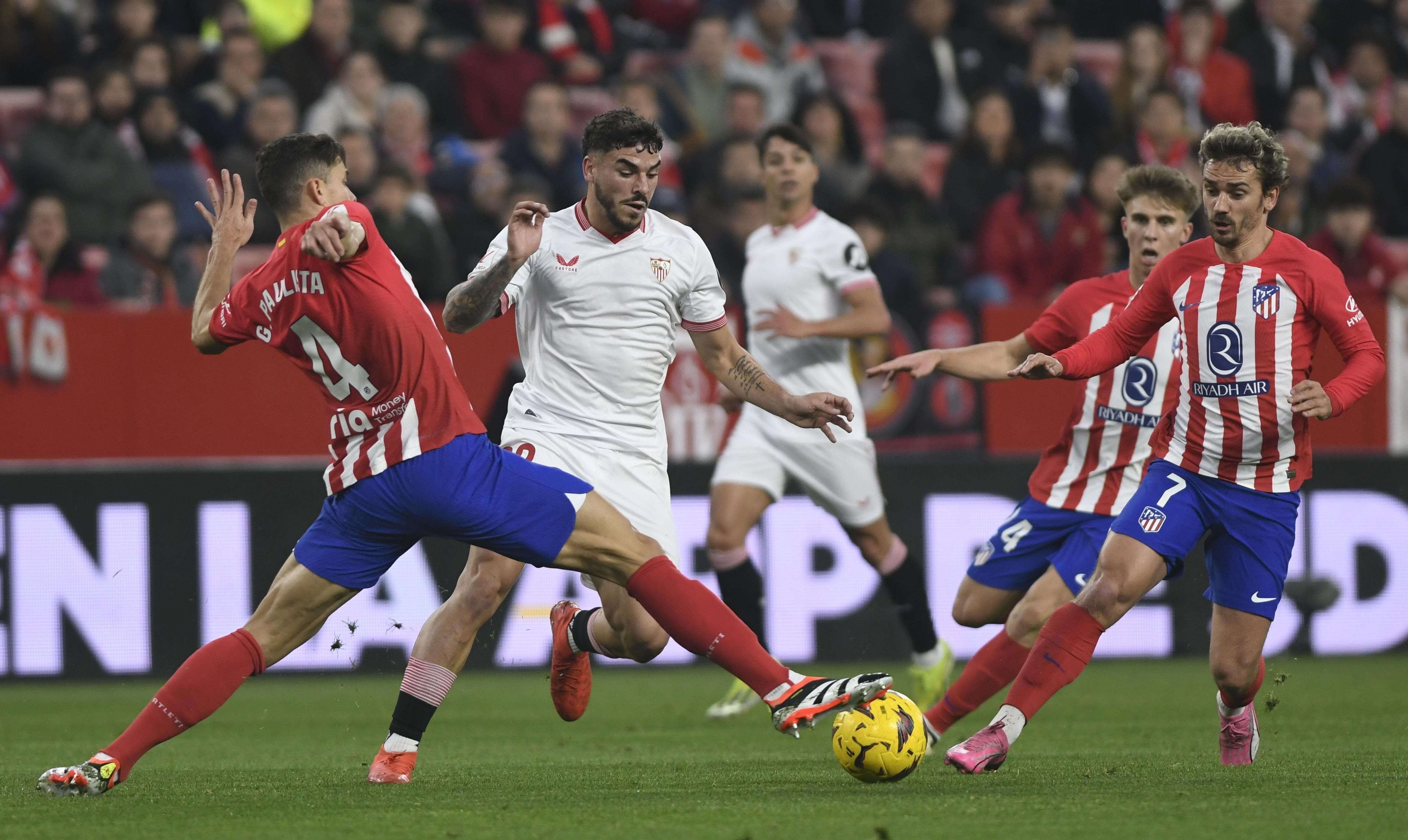  Gabriel Paulista intenta robarle el balón a Isaac Romero.