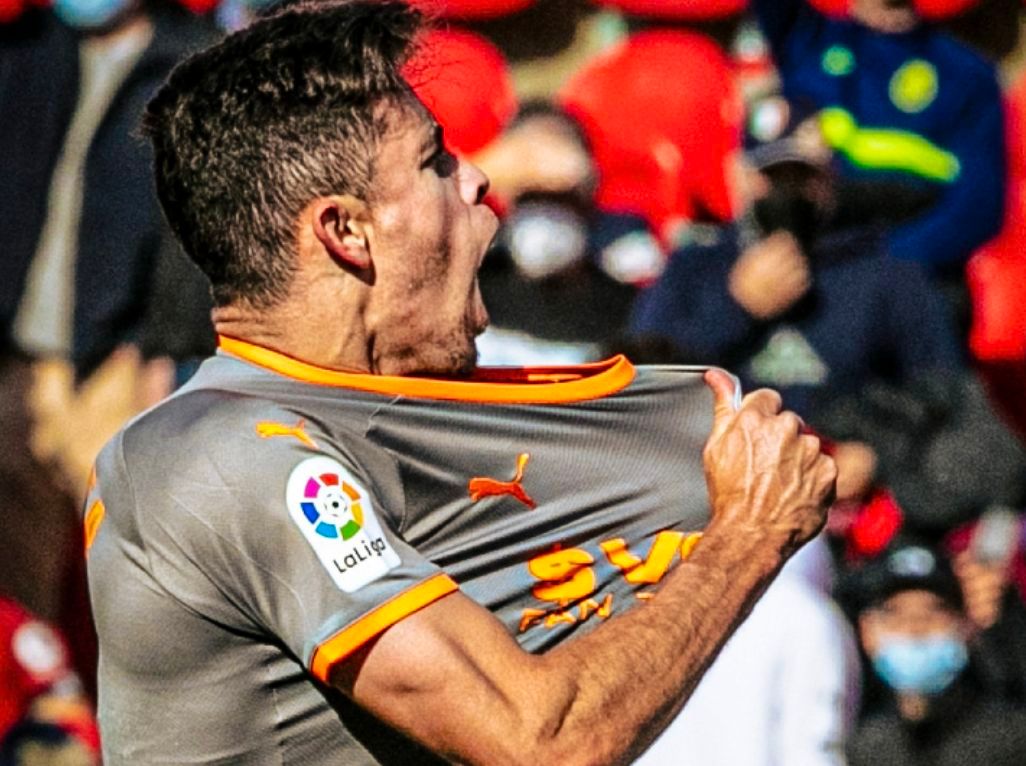 Gabriel Paulista celebra un gol con el Valencia CF y se estira el escudo