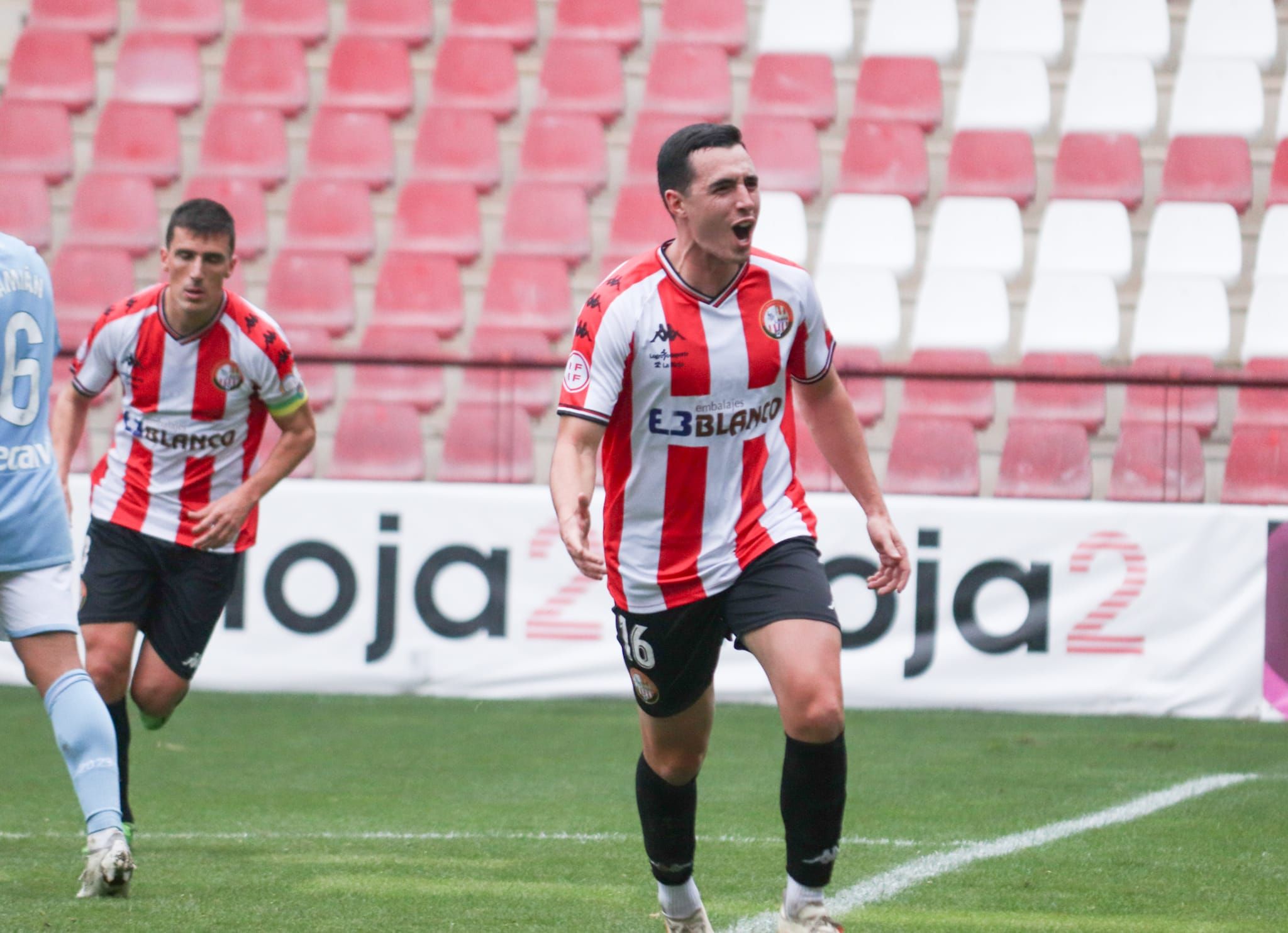 Ezkurdia celebra su gol.