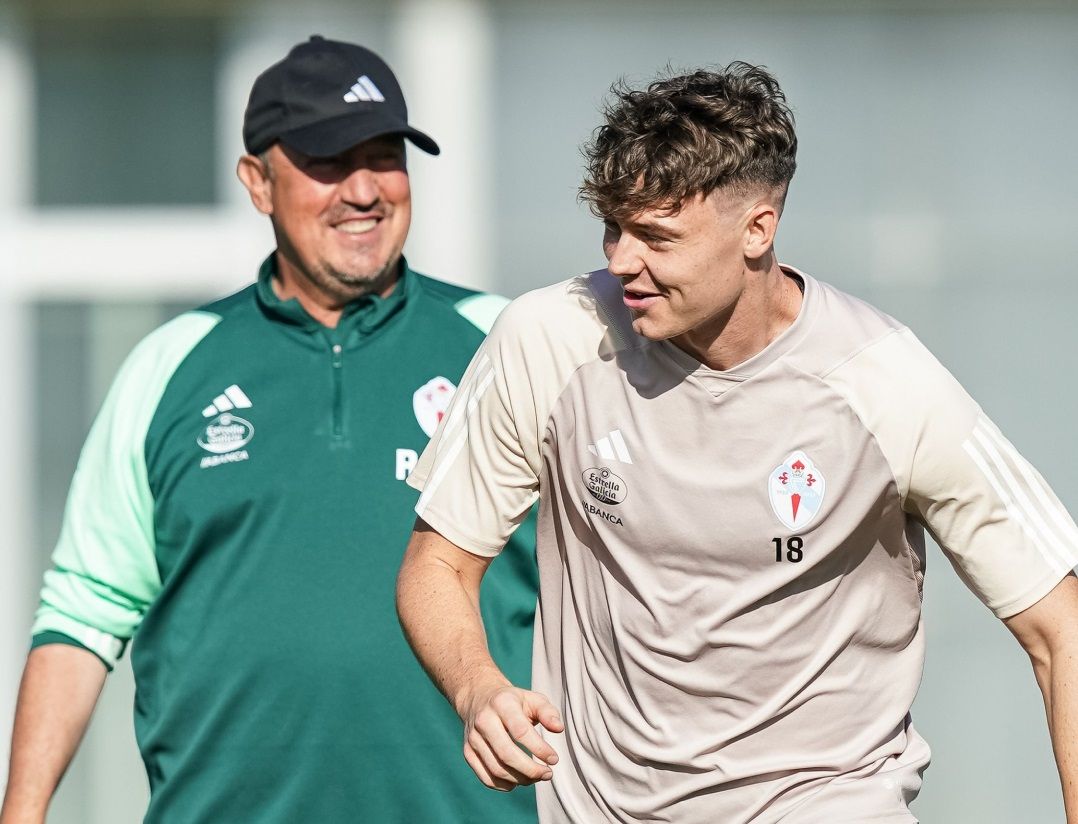 Rafa Benítez y Strand Larsen.