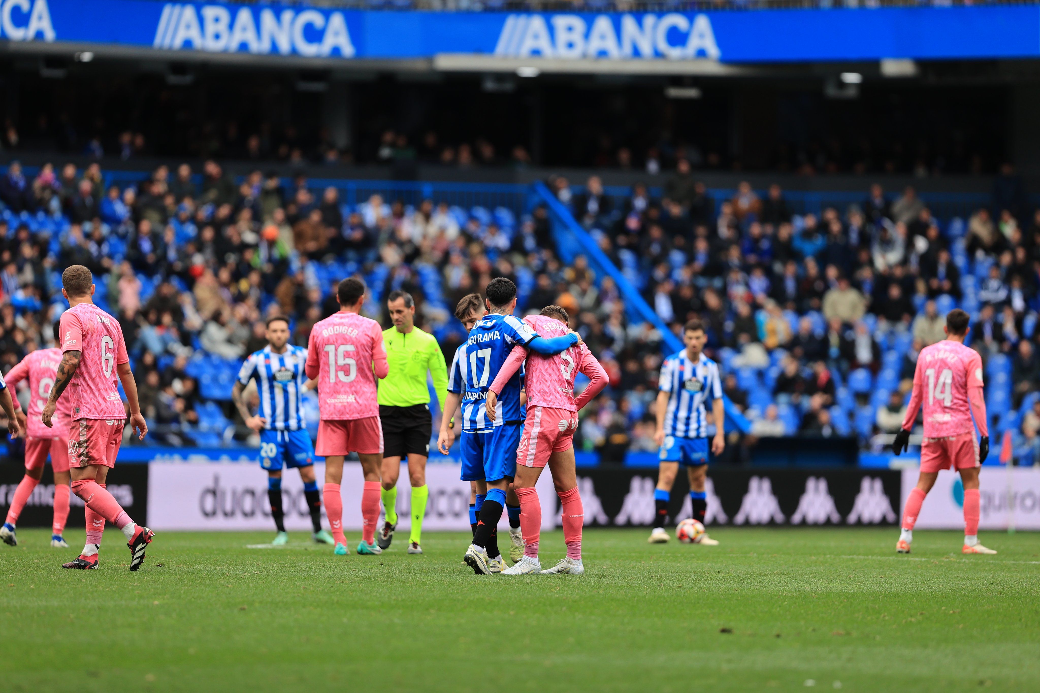  Hugo Rama abraza a un rival en la eliminación del Deportivo en Copa del Rey.