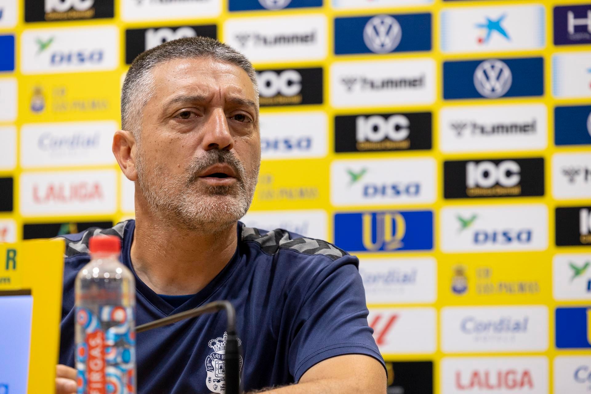  García Pimienta, en una rueda de prensal