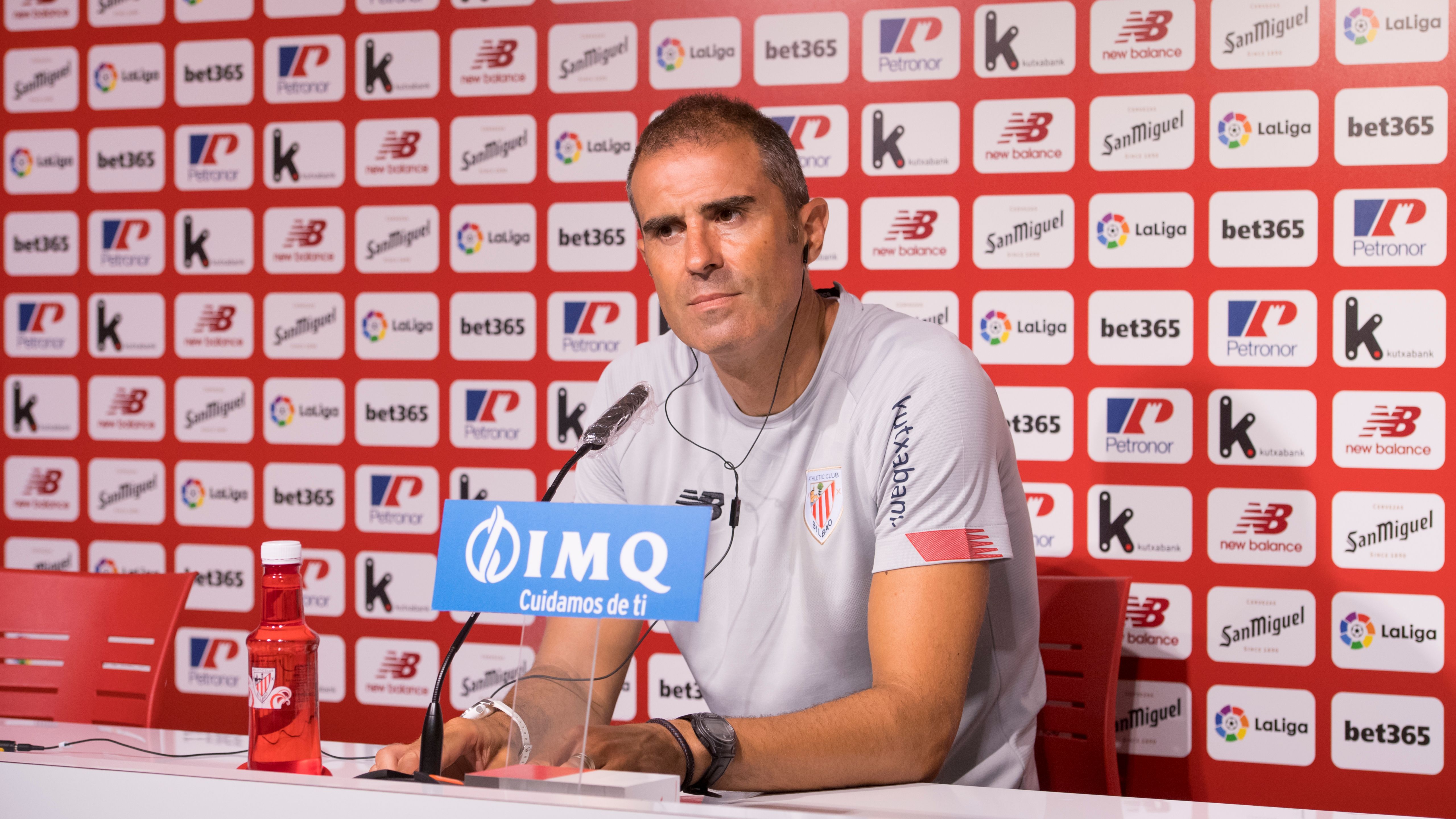 Gesto expectante de Gaizka Garitano en rueda de prensa.