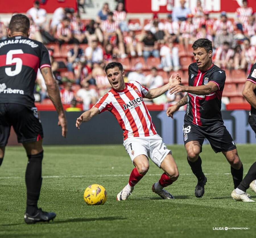  Gaspar Campos, durante el Sporting - Cartagena.