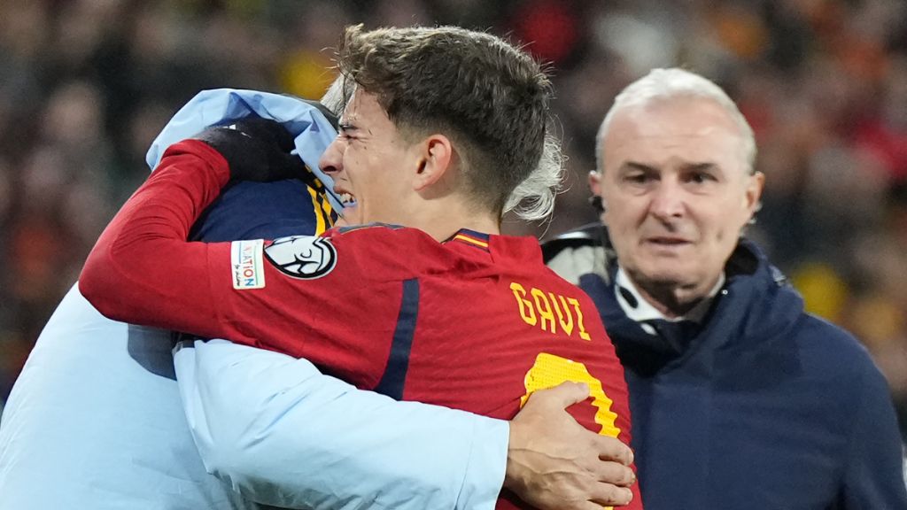  Gavi mientras era atendido por los médicos en el momento de su lesión (@teledeporte)