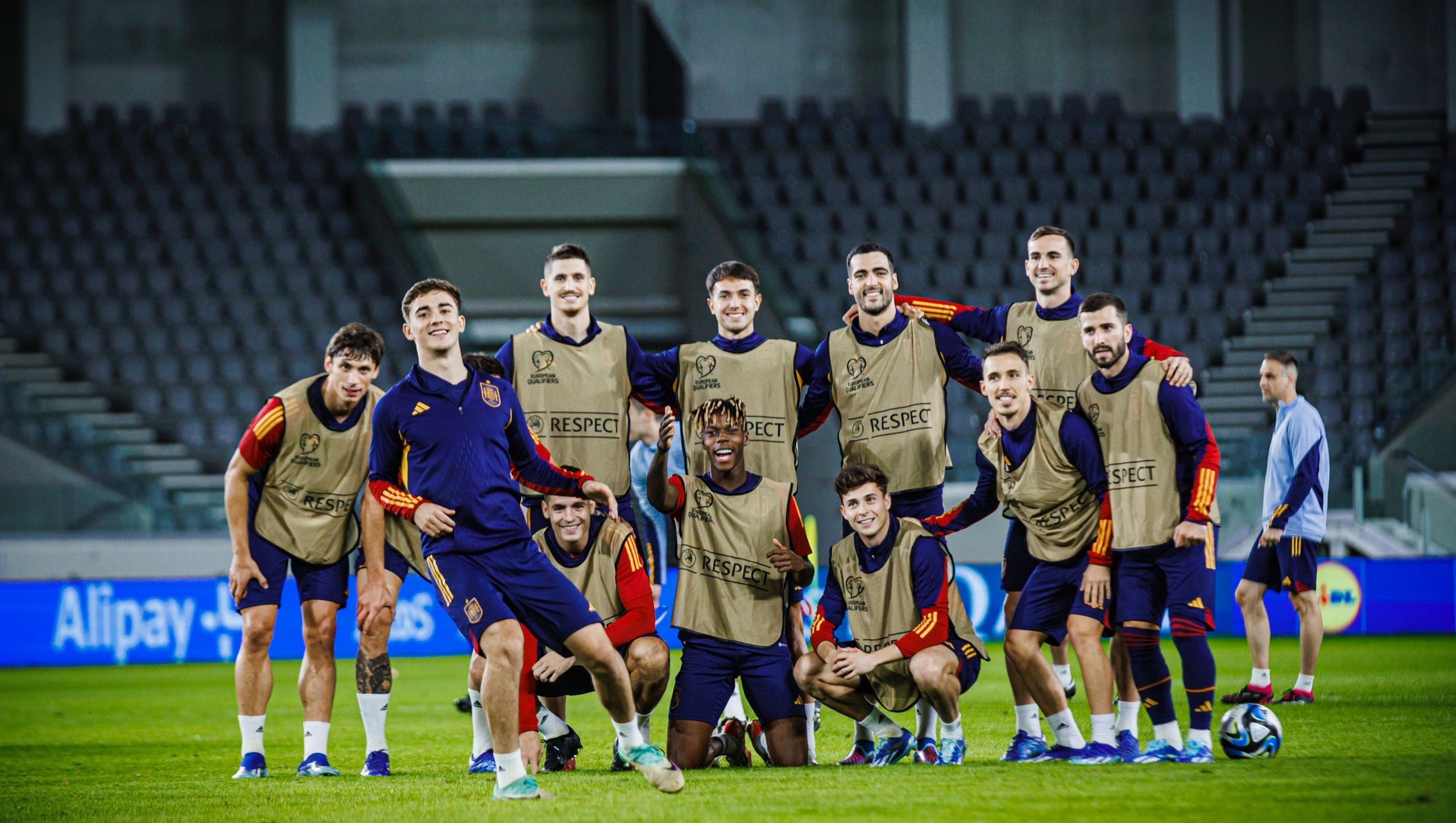 Gavi se cuela en la foto de un entrenamiento de la selección española.
