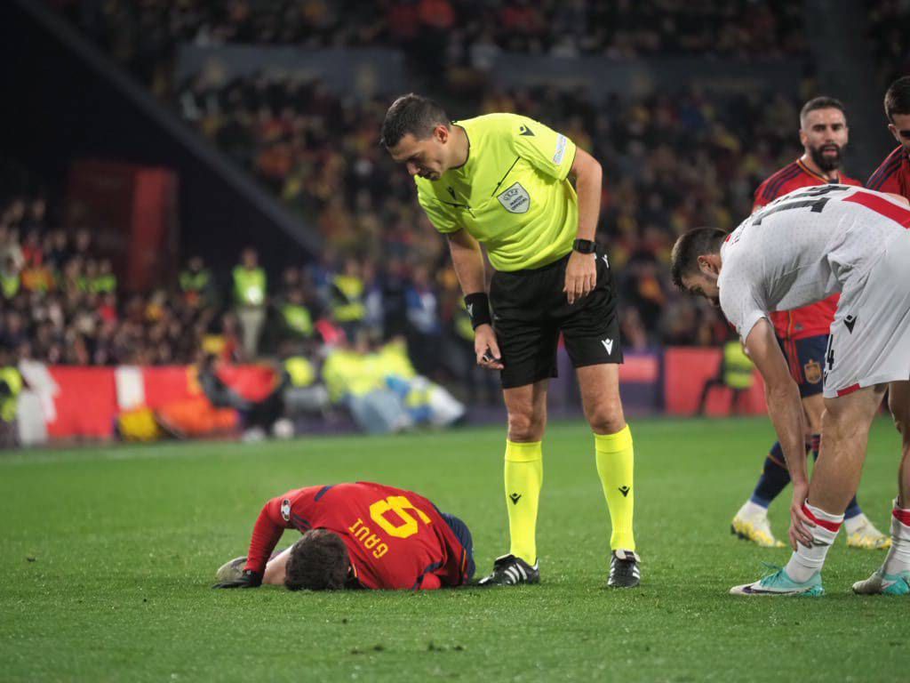  Gavi tirado en el suelo tras lesionarse en el España - Georgia.