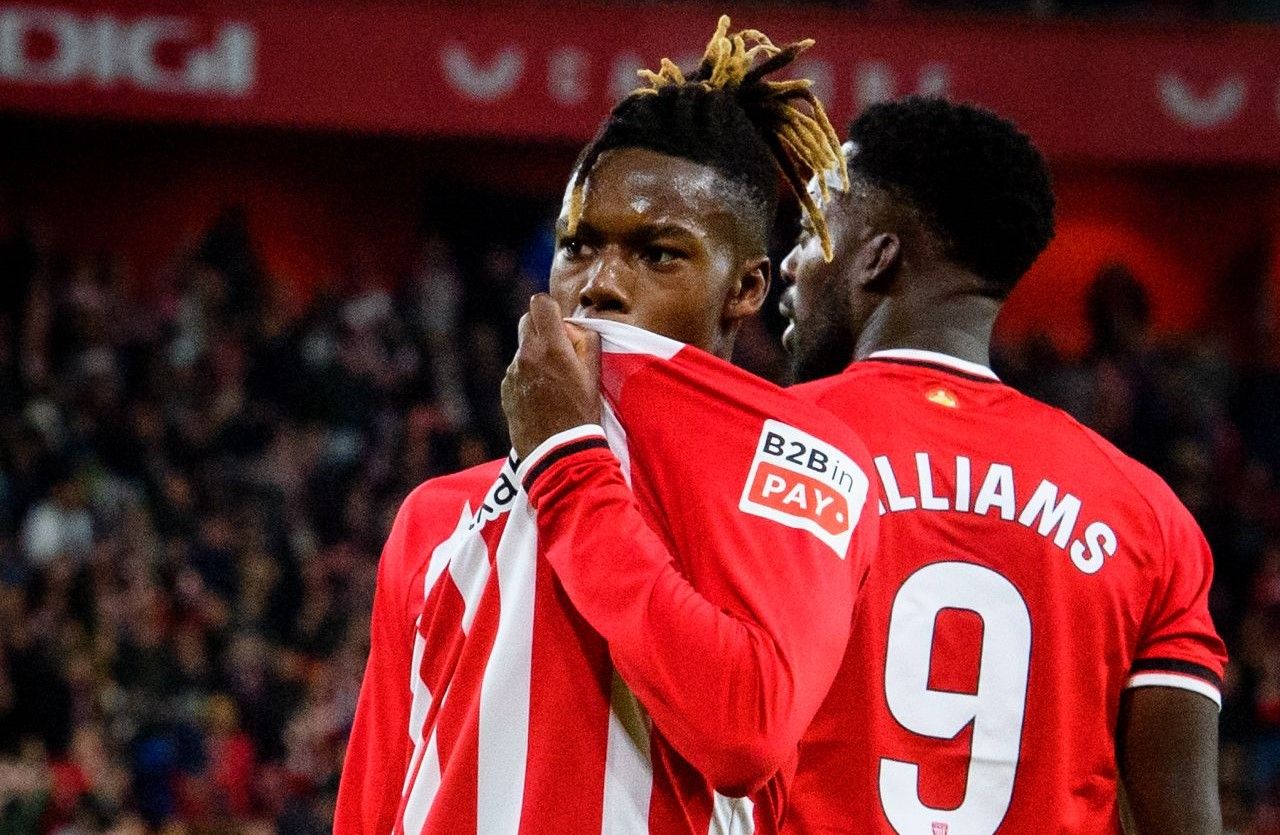  Nico Williams besa el escudo del Athletic.