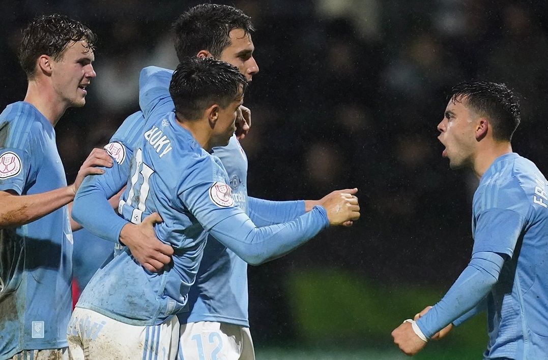 Tasos Douvikas celebra su segundo gol.