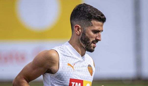  Gayà, en el entrenamiento del Valencia CF.