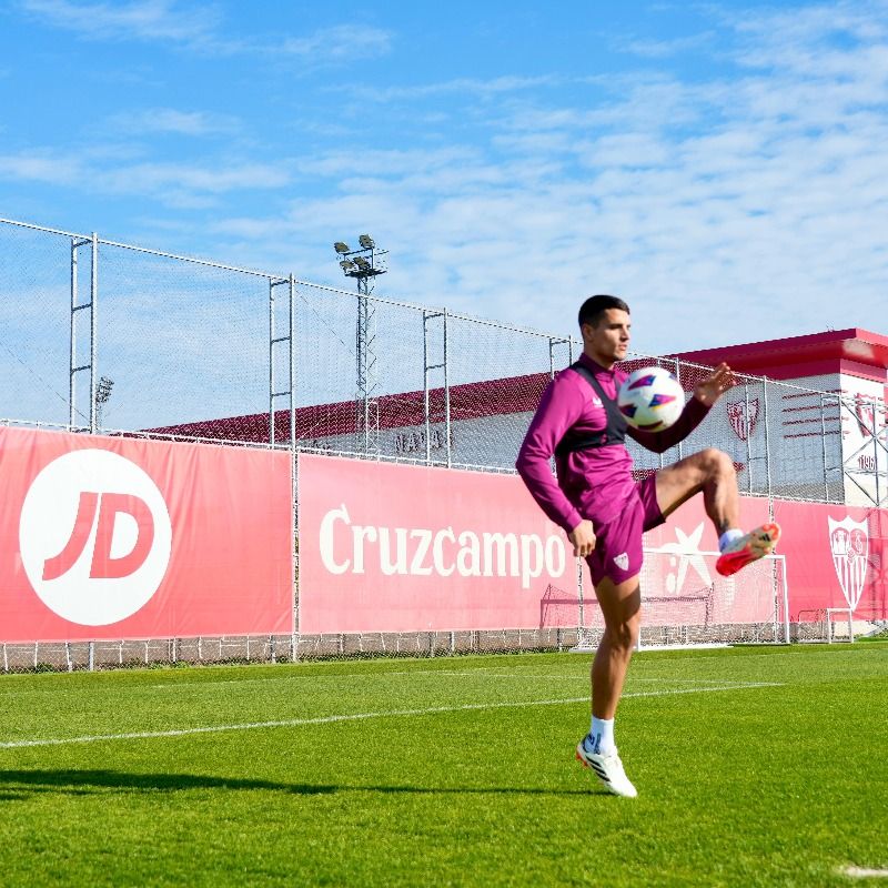 Erik Lamela, ejercitándose en la ciudad deportiva del Sevilla.