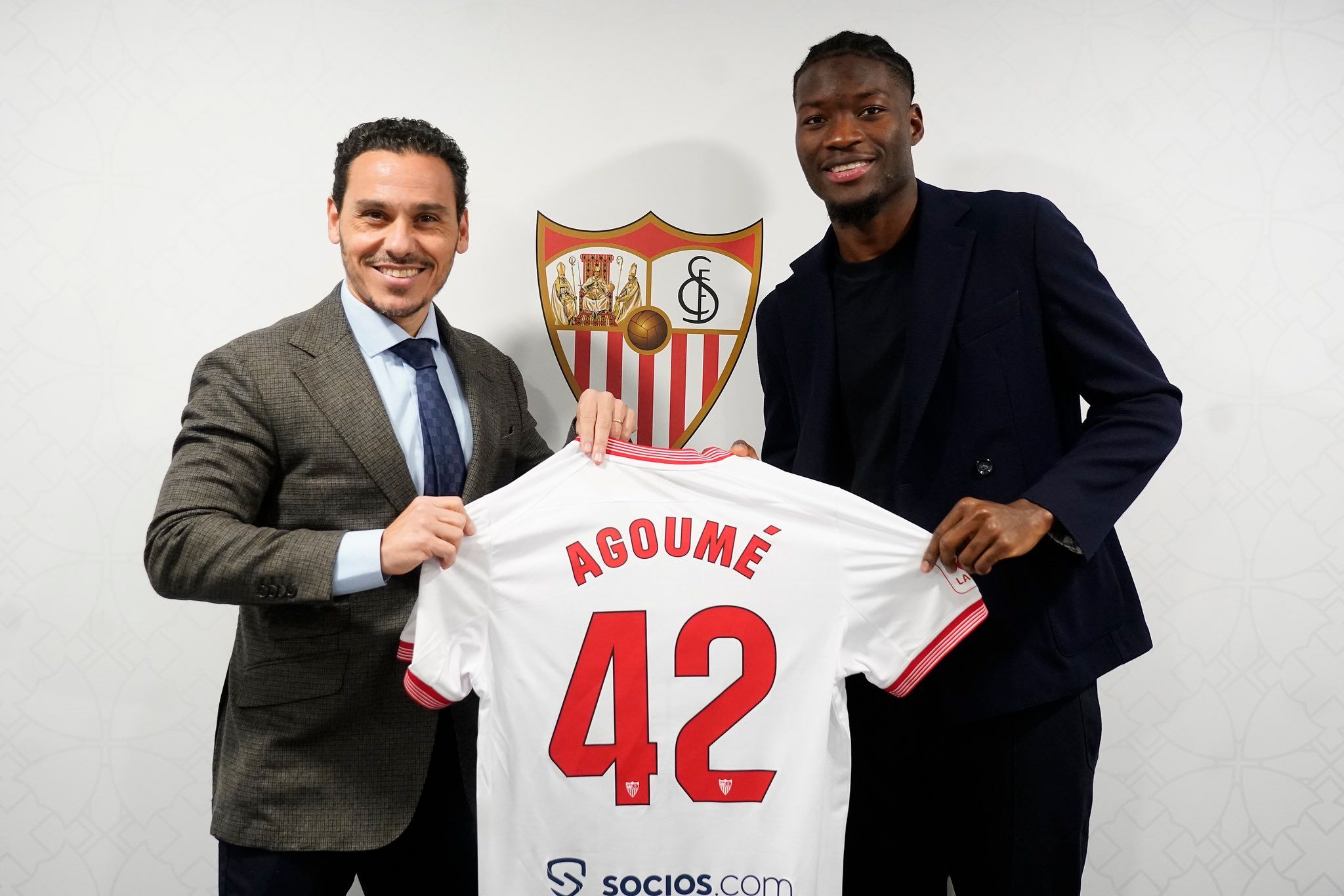 Agoumé, junto a Del Nido Carrasco, tras firmar con el Sevilla.