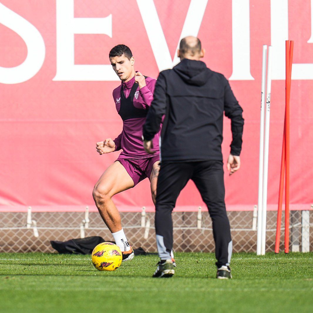  Lamela, trabajando con los preparadores físicos.