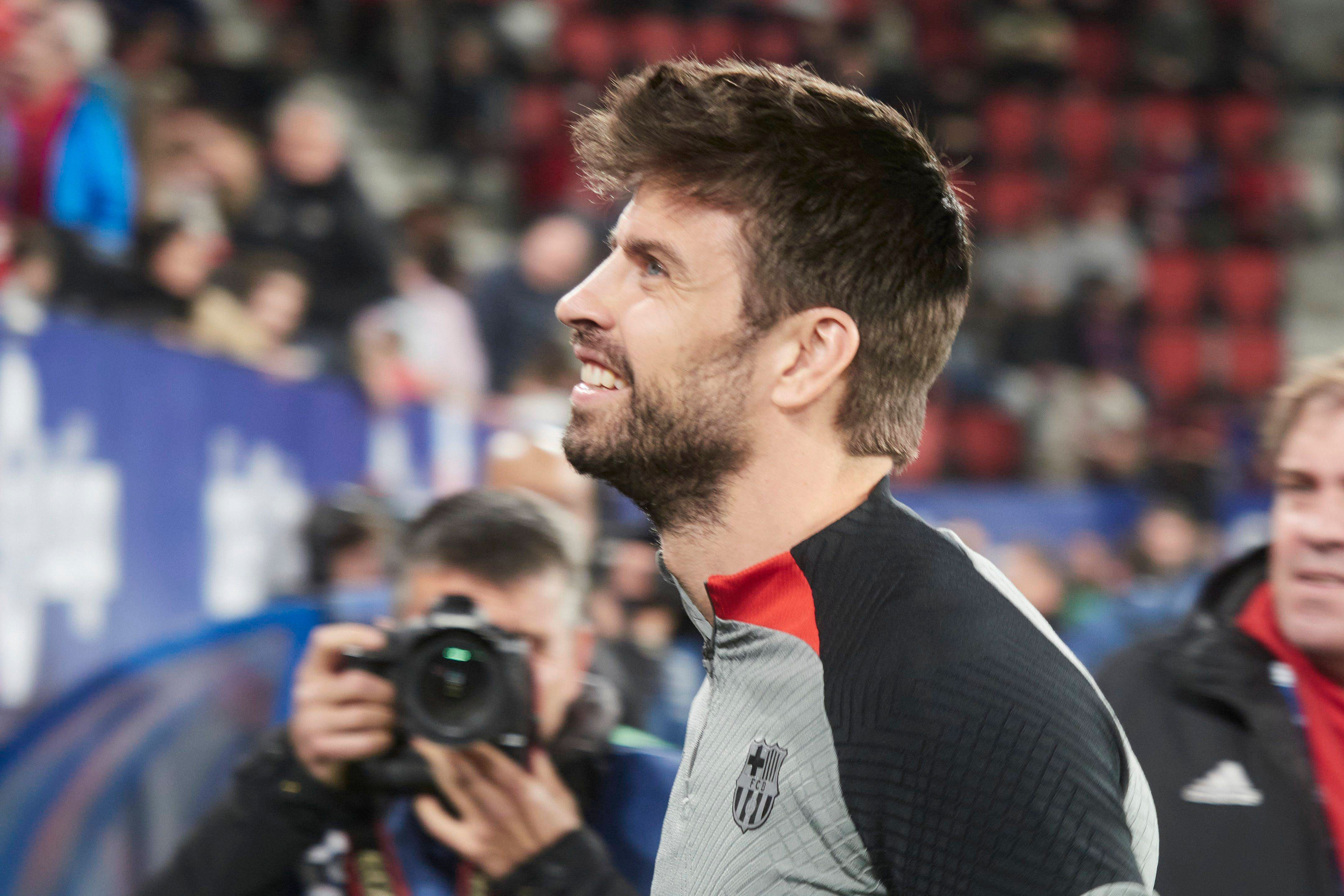 Gerard Piqué, en el banquillo del Barça en El Sadar.