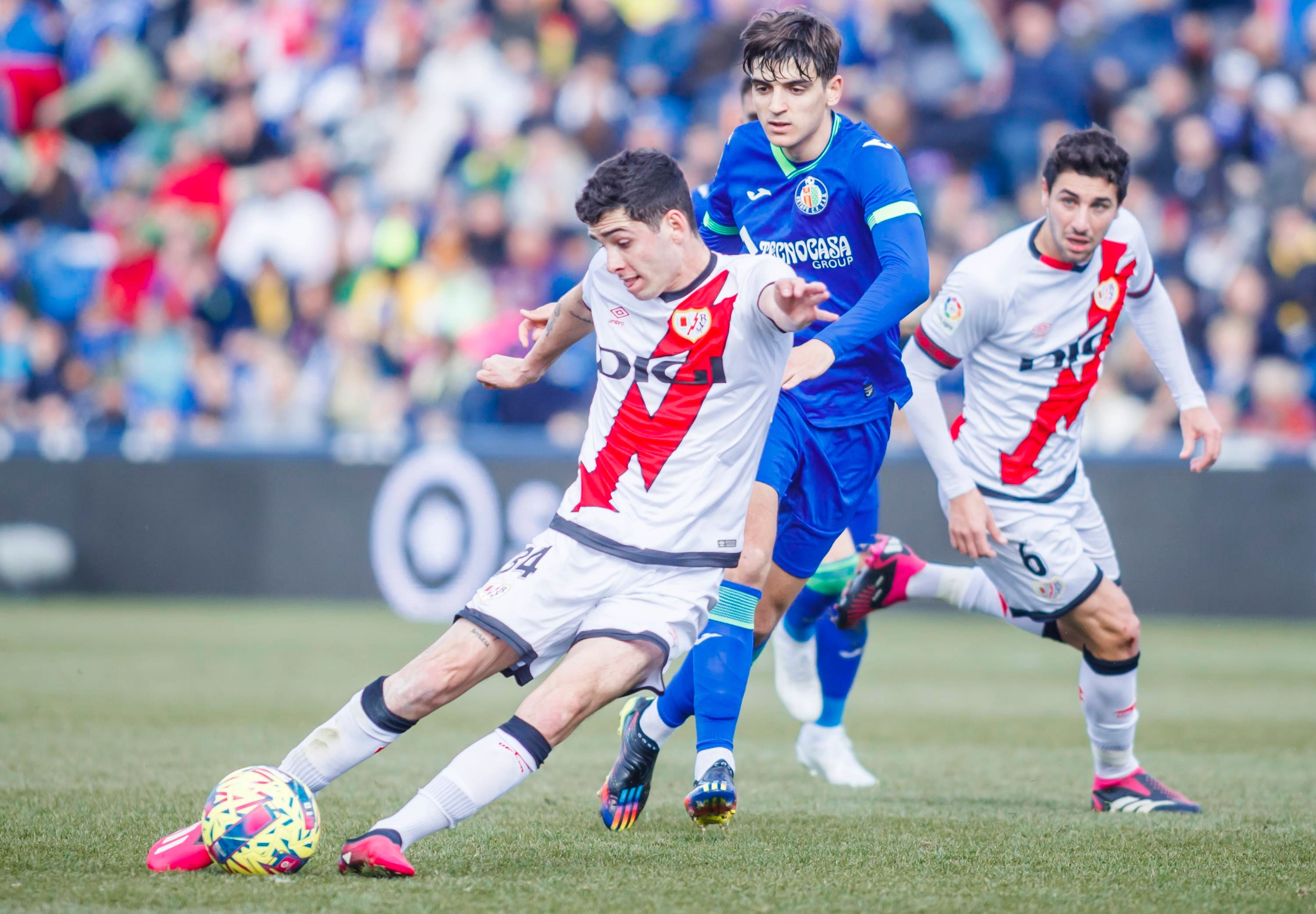 Getafe y Rayo Vallecano jugando en el Coliseum la pasada temporada.