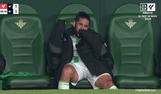  Isco, lamentándose en el banquillo.