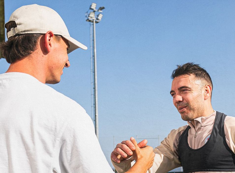 Allende saluda a Aspas.