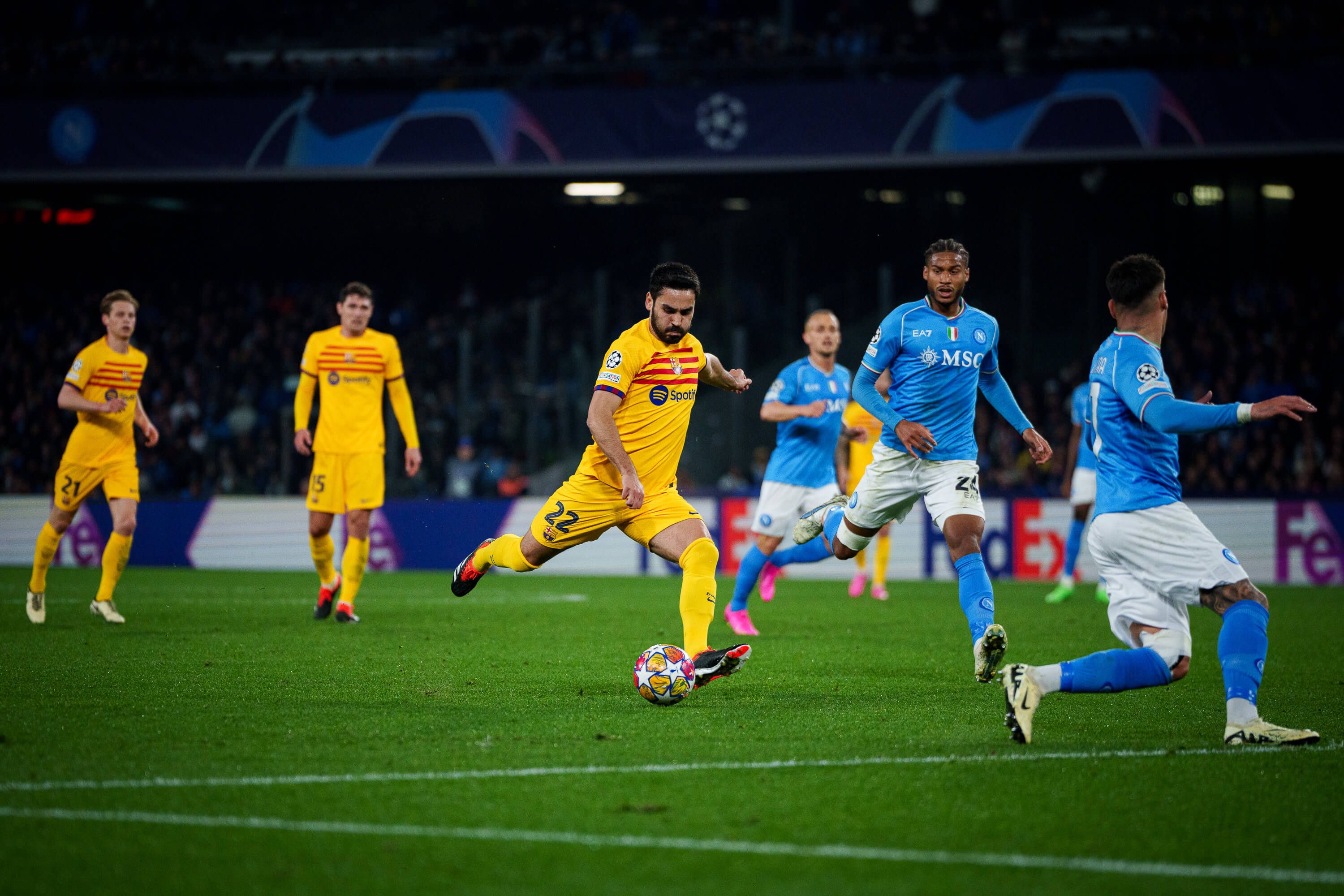Ilkay Gündogan busca un chut en el Nápoles-Barcelona (Foto: FCB).