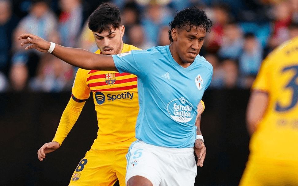 Renato Tapia ante el Barcelona.