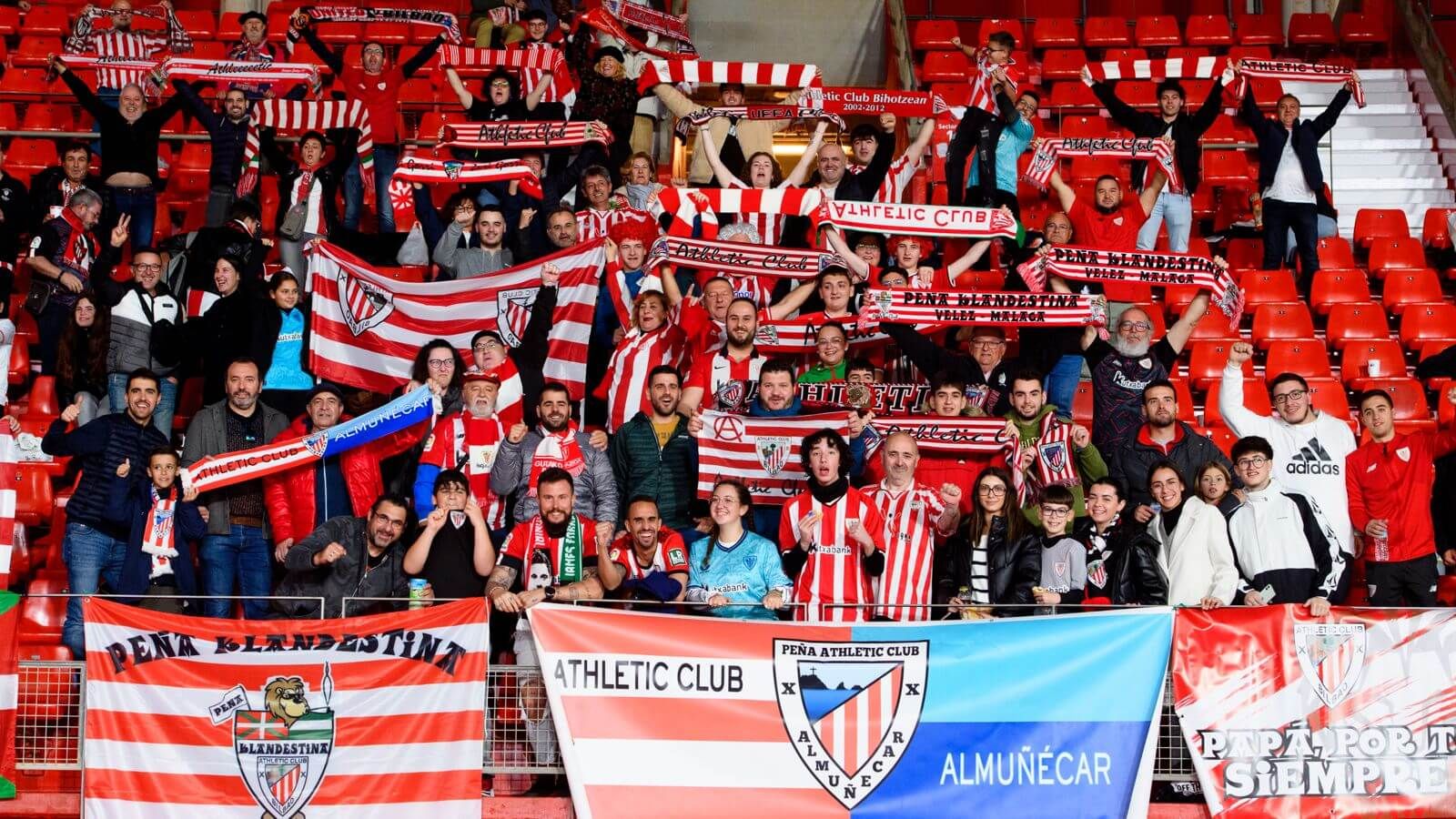 Aficionados en la grada del Power Horse Stadium.