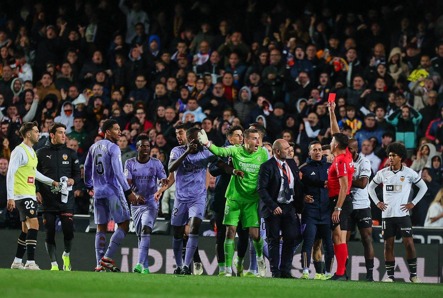  Gil Manzano expulsa a Bellingham en el Valencia-Real Madrid.
