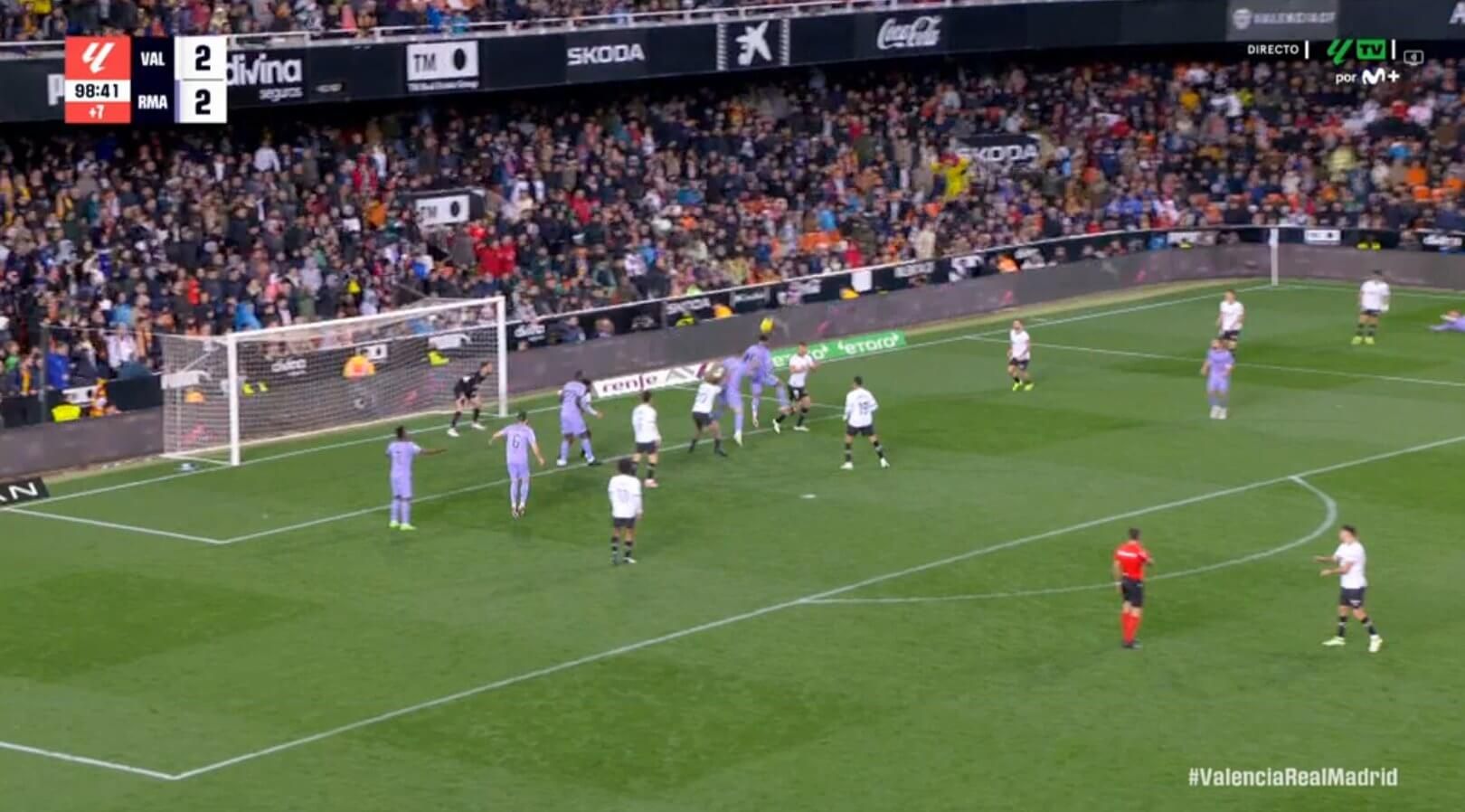 Gil Manzano señala final justo antes del gol de Bellingham.