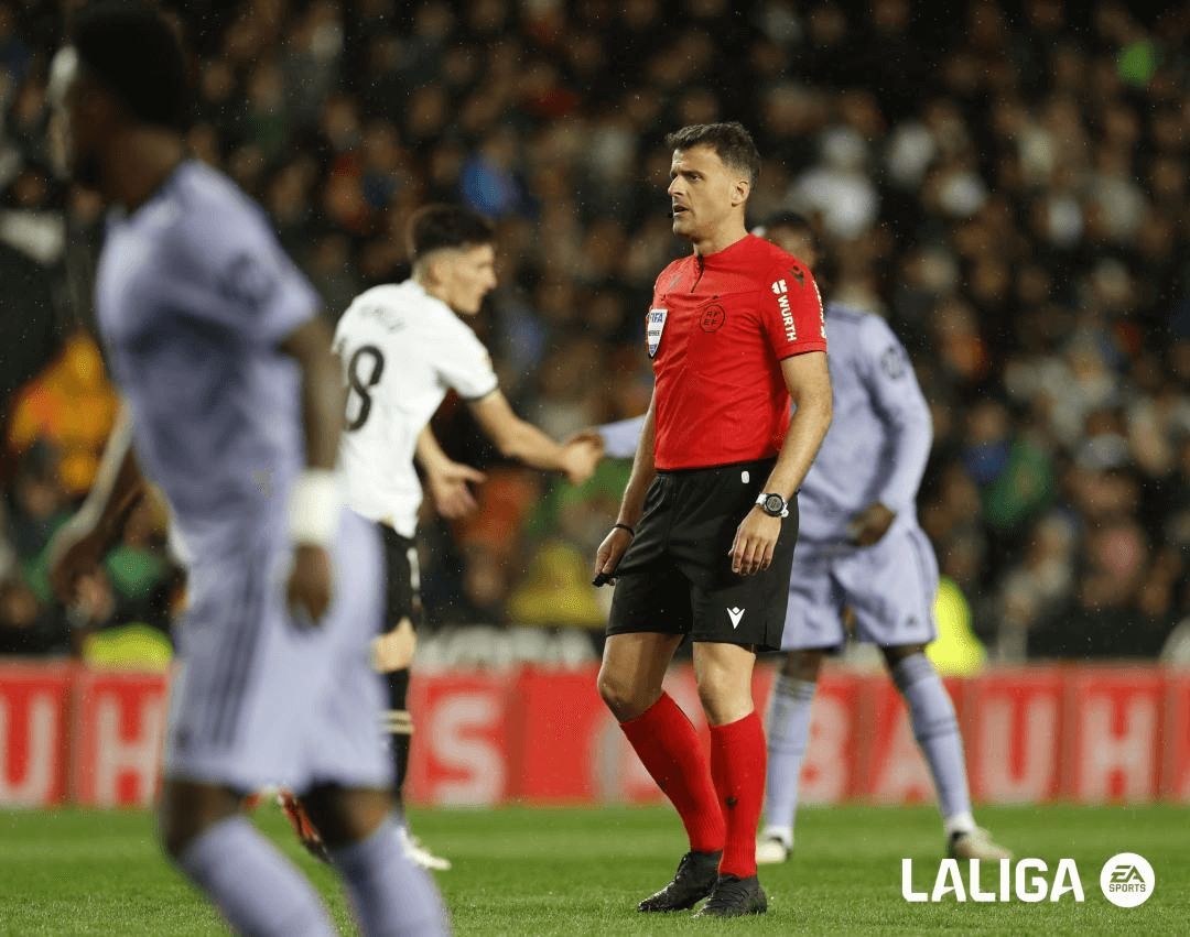 Gil Manzano durante el Valencia - Real Madrid.