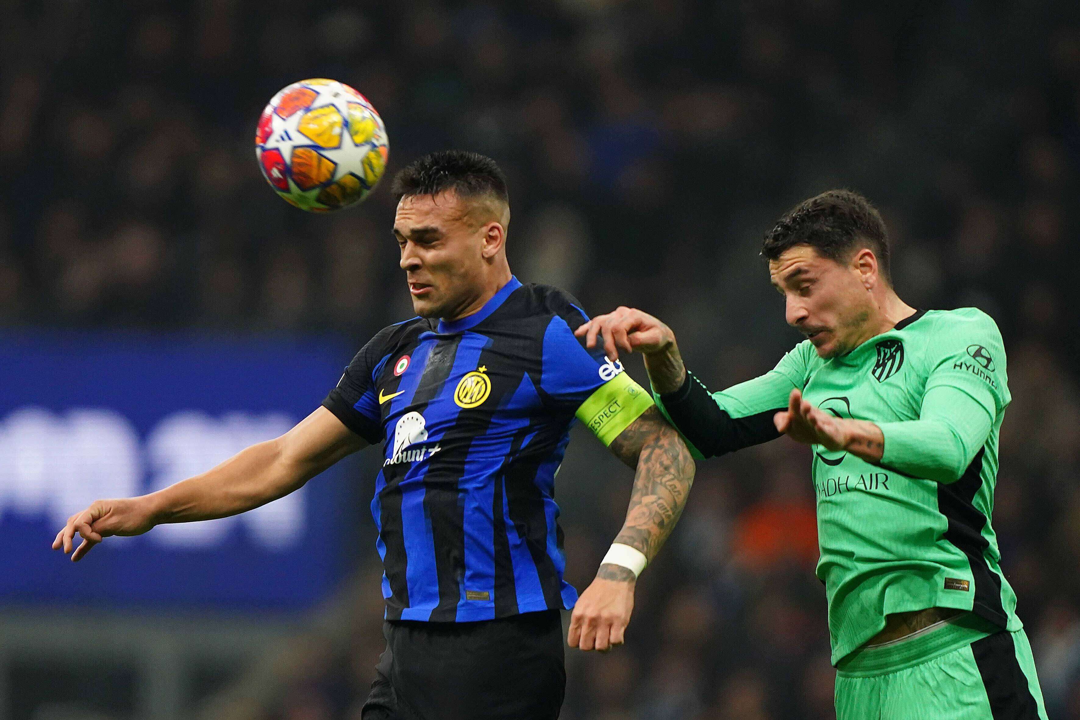 Giménez y Lautaro, en un salto durante el Inter-Atlético (FOTO: Cordón Press).