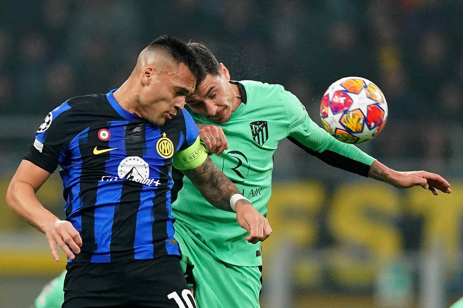  Giménez y Lautaro, en un salto durante el Inter-Atlético (FOTO: Cordón Press).