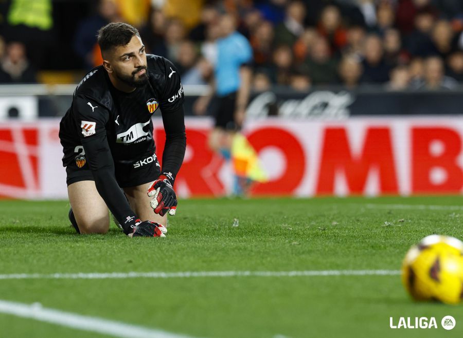  Giorgi Mamardashvili, ante el Villarreal CF.