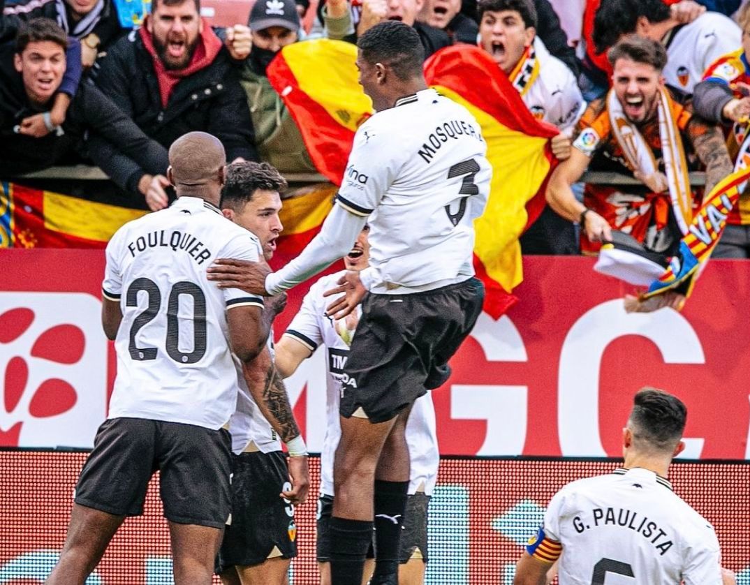 Mosquera celebra el gol de Hugo Duro.