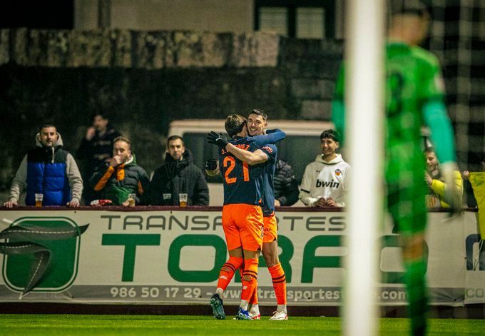  Gol de Roman Yaremchuk.