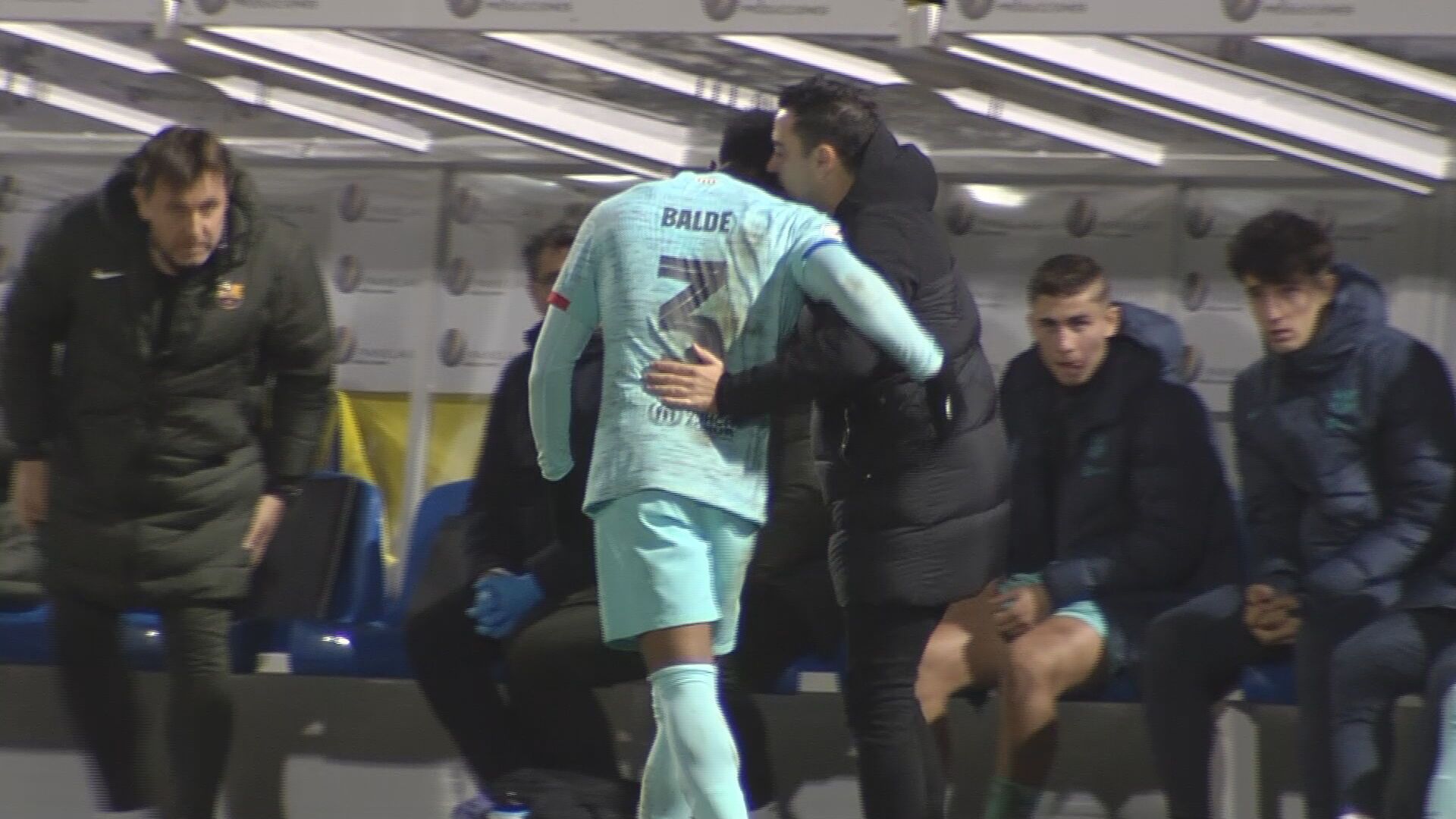  Xavi se abraza con Balde