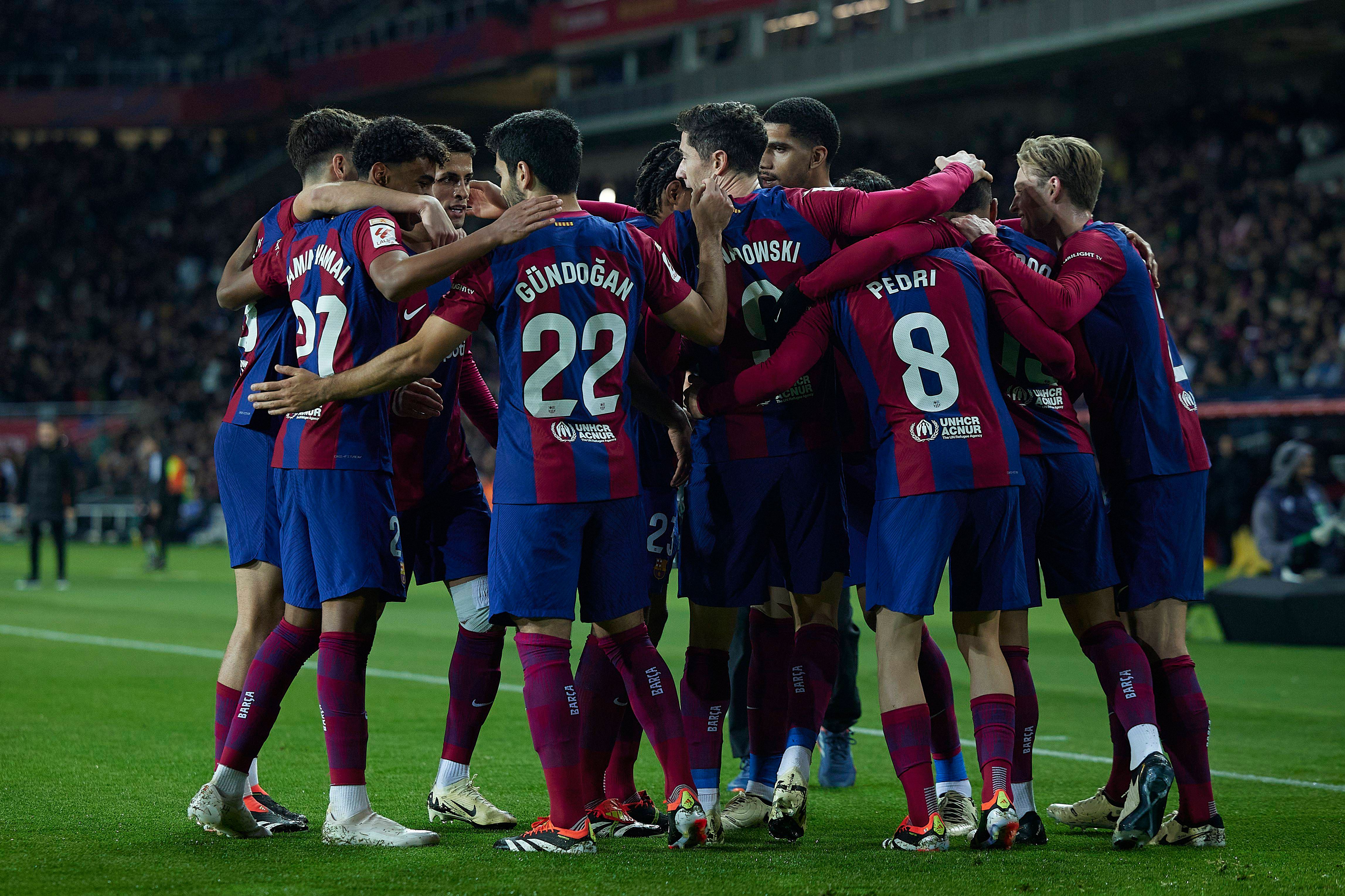  Los jugadores del Barcelona celebran el gol de Vitor Roque al Osasuna.