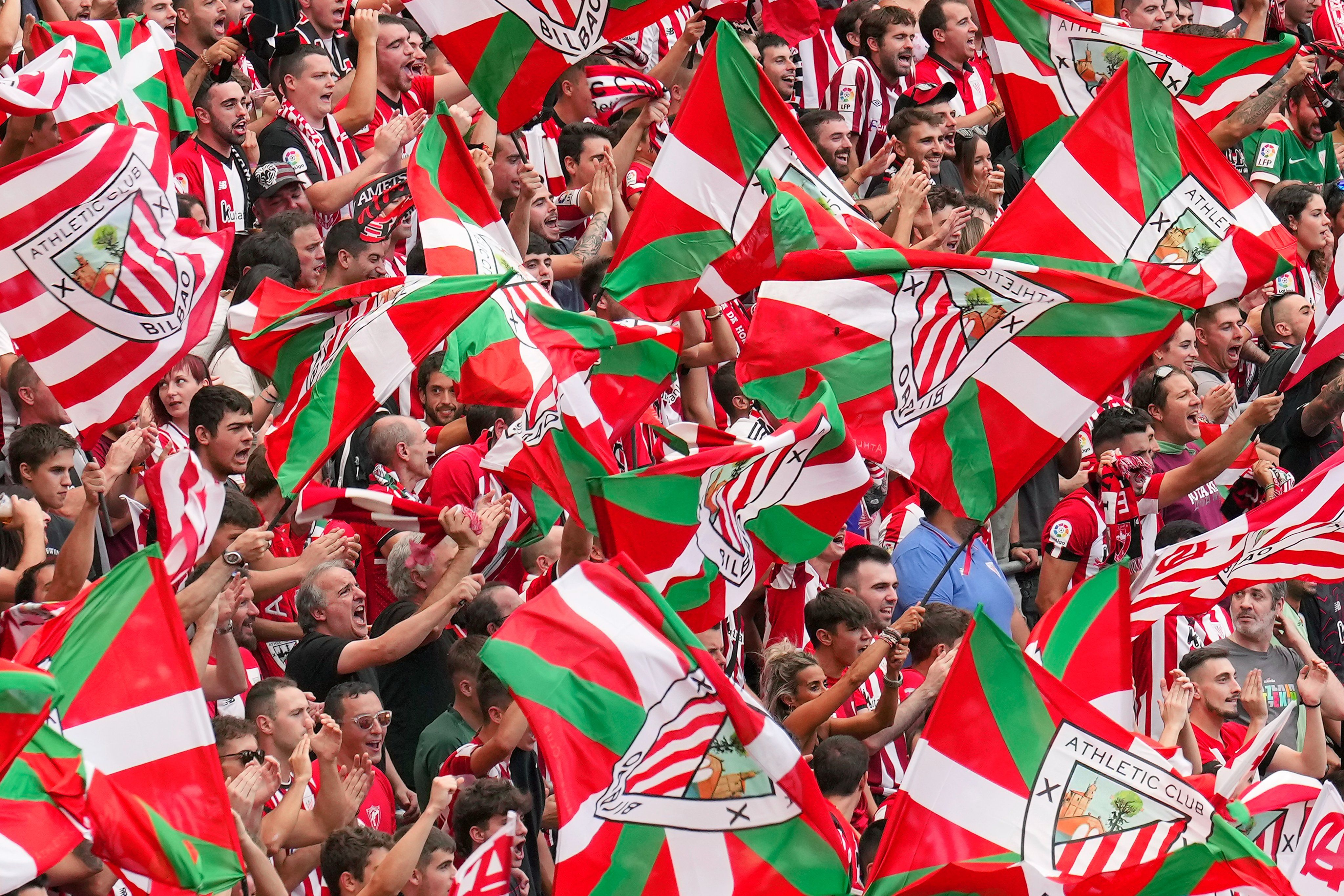  Despliegue de banderas de la afición rojiblanca en la grada de San Mamés.